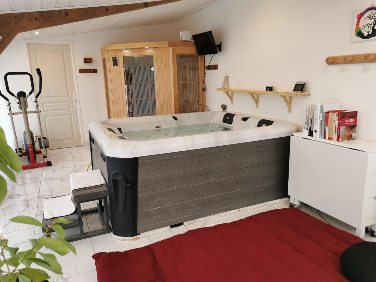 Bed and Breakfast Logis Des Douves Tiffauges Exterior foto