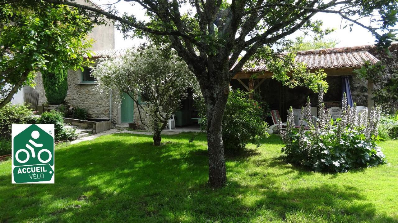 Bed and Breakfast Logis Des Douves Tiffauges Exterior foto