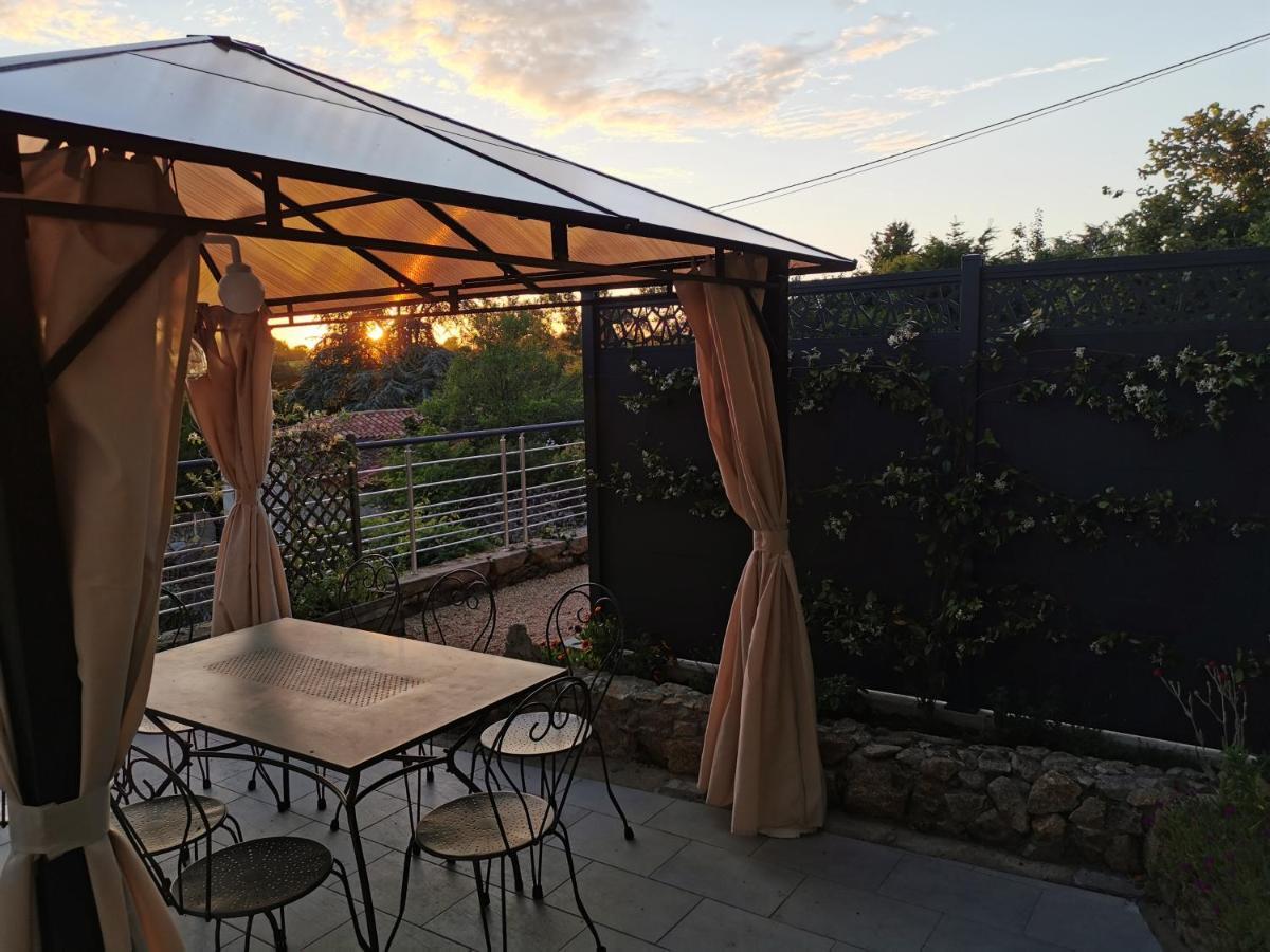 Bed and Breakfast Logis Des Douves Tiffauges Exterior foto