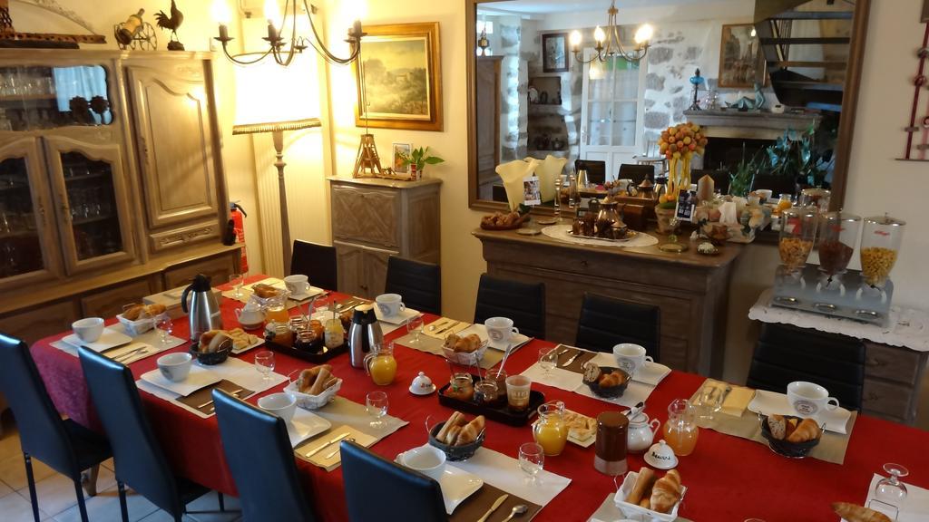 Bed and Breakfast Logis Des Douves Tiffauges Exterior foto